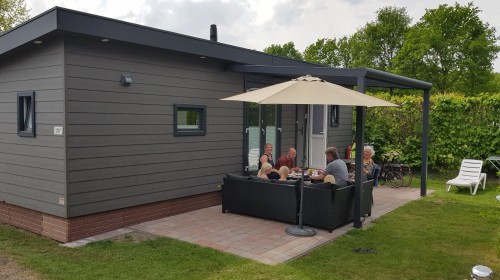 Holterberg 4-6 pers. Chalet Buiten Voorzijde Ruim.jpg