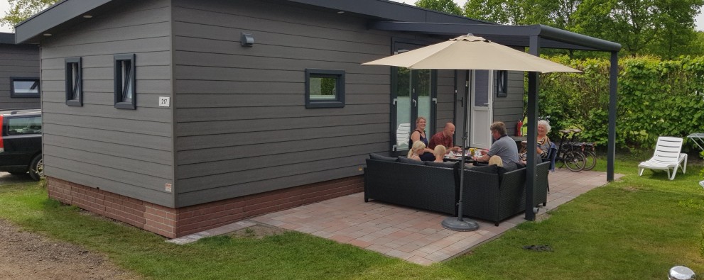 Holterberg 4-6 pers. Chalet Buiten Voorzijde Ruim.jpg